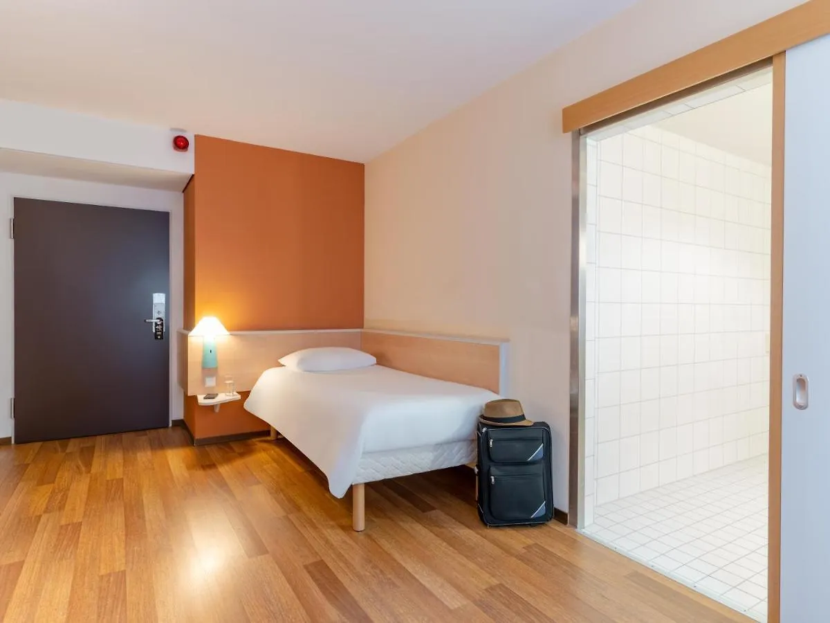 ibis Stuttgart Centrum 3*,